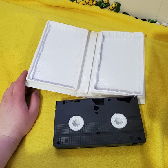 The Black Cauldron VHS - Picture 3 of 3